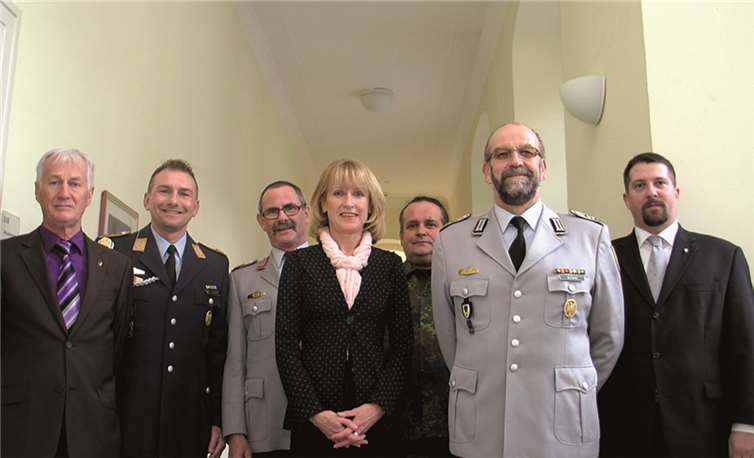 (V.l.) Hans-Peter Schaaf, Marc Justinger, Bernd Manns, Bürgermeisterin Marie-Theres Hammes-Rosenstein, Frank Loosen, Karl-Heinz Blümig, Helmut Werner.  Privat