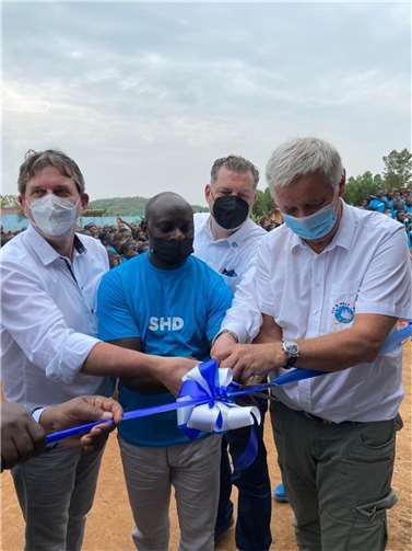 V.l.: Hans Pfrommer (Vorstand Finanzen), Stefan Hahne (Vorstandsvorsitzender der SHD AG) und Reiner Meutsch (FLY & HELP Stiftung) bei der Übergabe der SHD-Schule.