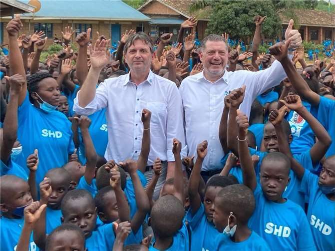 V.l.: Hans Pfrommer (Vorstand Finanzen) und Stefan Hahne (Vorstandsvorsitzender der SHD AG) inmitten vieler glücklicher Kinder. Fotos: SHD AG