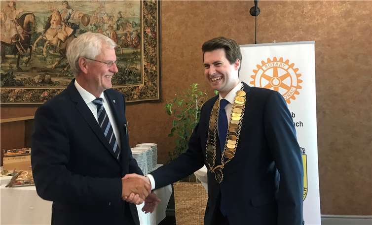 V.l.: Hans Rieck und der neue Präsident des RC Bonn-Rheinbach, Michael Heider, mit Amtskette.