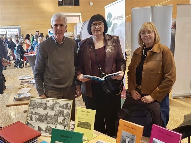 V.l.: Harald Breitbach, Anette Moesta MdL und Dr. Maria Zaar-Görgens, Geschichtsverein Plaidt, bei der Seniorenmesse 60+ in Plaidt. Foto: Horst Hohn