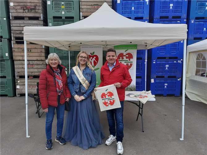 V.l.: Heidemarie Wiens, Blütenkönigin Meckenheims Annina Engels, Holger Jung. Fotos: Bürgerstiftung Meckenheim