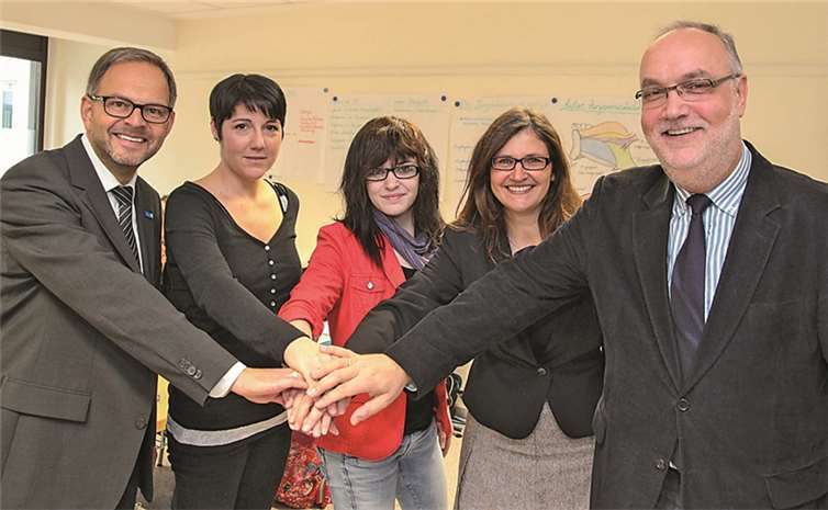 V.l.: Heinz Werner Meurer, Geschäftsführer BFW Koblenz; die beiden Auszubildenden A. Adomeit und L. Schmidt; Katja Meffert, Schulleiterin Logopädieschule; Werner Hohmann, stellvertretender Hausoberer am Katholischen Klinikum Koblenz - Montabaur.privat
