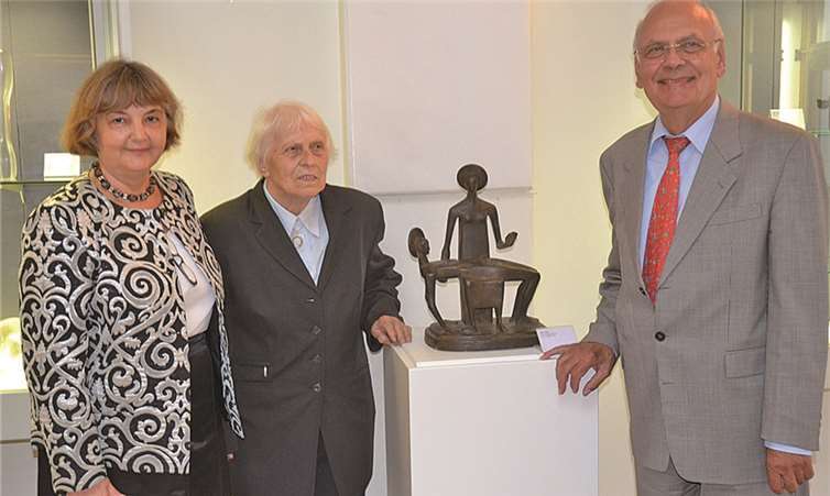 (V.l) Helga Welzel mit Museumsleiterin Ruth Fabritius und Vizebürgermeister Claus Wehage vor einer Figurengruppe Josef Welzels.Weigert