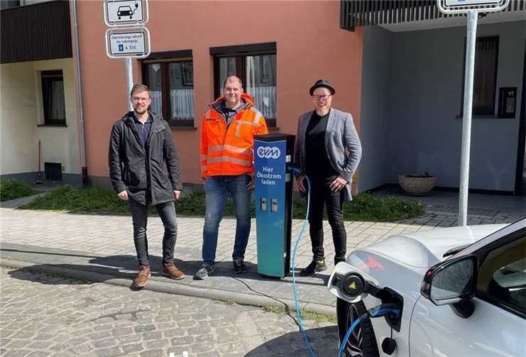 V.l.: Helge Lippert Klimaschutzmanager Stadt Mayen; Benedikt Kreß technischer Mitarbeiter Tiefbau Stadt Mayen; Christian Schröder Unternehmenssprecher evm vor der neuen städtischen E-Ladesäule im Habsburgring Mayen. Foto: Janine Pitzen/ Stadt Mayen