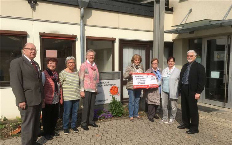 (V.l.:) Helmut Cordes, Anneliese Wagner, Erika Ruzanski, Maria Spizley, Renate Tadda, Hiltrud Nonn, Gerlinde Schmidt und Bernhard Ickenroth. Foto: privat