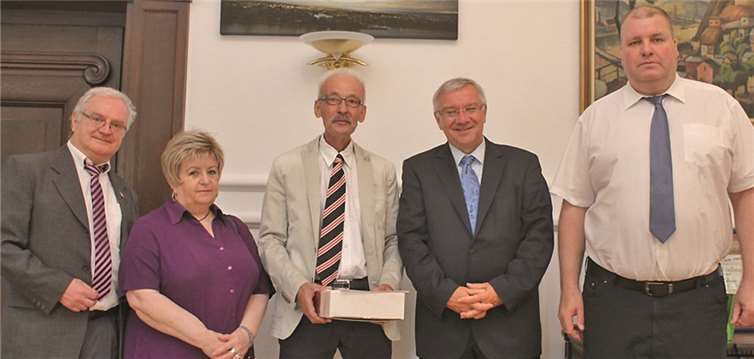 V.l.: Helmut Link von Nestwärme e.V., Ehefrau Elisabeth Keil, Wolfgang Keil, OB Hofmann-Göttig und Stefan Schäfer, der Keil zur Ehrung vorschlug.Stadt Koblenz