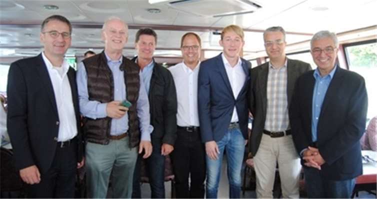 V.l. Hendrik Hering, Rudolf Scharping, Detelf Pilger, Marco Seidl, Marc Ruland, SPD-Neumitglied, Roger Lewentz. Privat