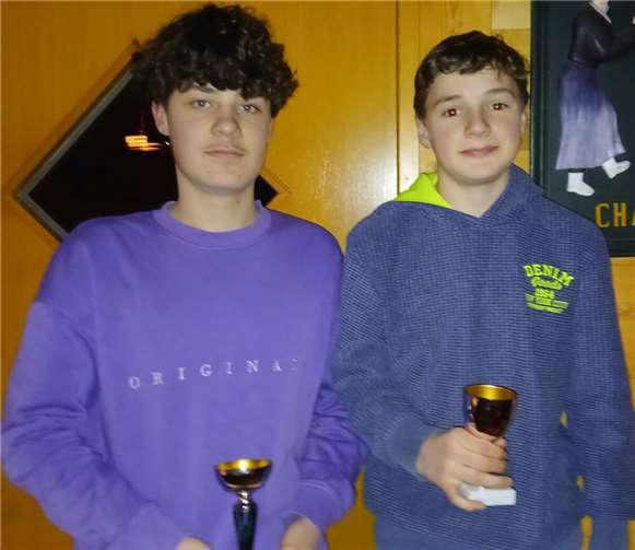 V.l.: Henri Ahlswede und Samuel Eudenberg erhielten neben dem Jugendsportabzeichen noch einen Pokal aus der Hand des Pressewarts für ihren Trainingsfleiß. Foto: privat