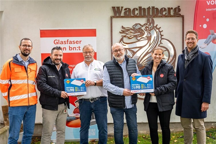 V.l.: Henry Horn (Fachbereichsleiter Hoch- und Tiefbau, Gemeinde Wachtberg), Nikolaos Pantios (Vertriebsleiter bn:t), Hans-Joachim Duch (Vorsitzender Bürgerverein Werthhoven), Thomas Franz (Kassenwart Bürgerverein Werthhoven), Barbara Gardner (Marketingleiterin bn:t) und Swen Christian (Bürgermeister der Gemeinde Wachtberg). Foto: UTown Creatives