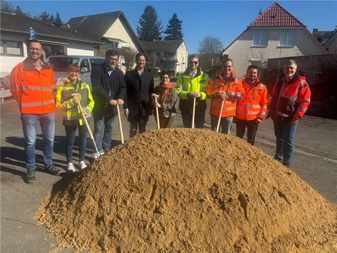 Zweites großes Tiefbauprojekt der Gemeinde Wachtberg gestartet V.l.: Henry Horn (Gemeinde Wachtberg), Katharina Walter (AöR), Volker Gütten (Vorsitzender Ortsausschuss Adendorf), Swen Christian (Gemeinde Wachtberg), Alina Ahrens (Enewa), Benedikt Schumann (Otto Bau GmbH), Joshua Dickmeis, Juan Suliman (beide Gemeinde Wachtberg), Sascha Bach (Ingenieurbüro Bach & Mergel). Foto: Gemeinde Wachtberg