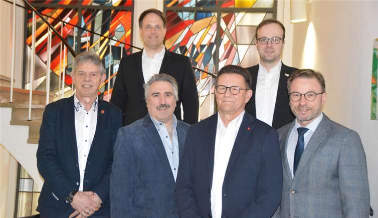 (V.l.:) Herbert Keifenheim, Christoph Buttner (Bereichsleiter Personal), Personalratsvorsitzender Ralf Dietz, der bisherige stellvertretende Werkleiter Karl-Heinz Savelsberg, sein Nachfolger Florian Sabel und Oberbürgermeister Wolfgang Treis. Foto: Jaqueline Blang/Stadt Mayen