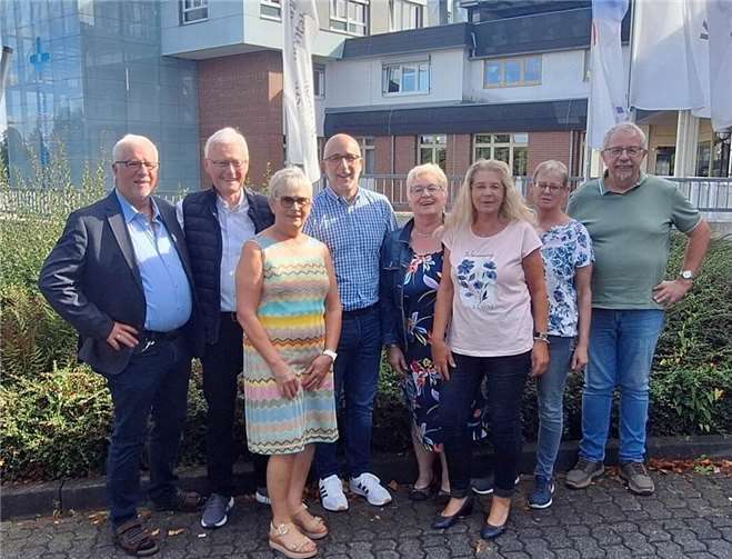 V.l.: Heribert Hafermann, den ehemaligen Schulleiter der KPS Montabaur Heribert Krawinkel, Kornelia Hannappel, den stellvertretenden Direktor Unternehmenskultur Matthias Kollecker, Fränzi Schmidt, Monika Weiler, Liane Mattern und Edi Dobesch. Foto: privat