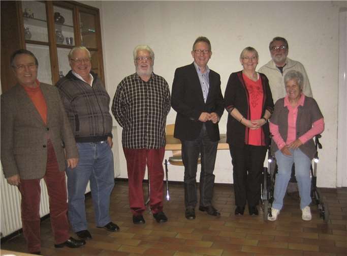 V.l.: Heribert Wiesemann, Dieter Schwabe, Vorsitzender Josef Over, Bundestagsabgeordneter Erwin Rüddel, Maritta Mauelshagen, Rainer Mauelshagen, vorne rechts, die stellvertretende Vorsitzende Helene Kagel. privat