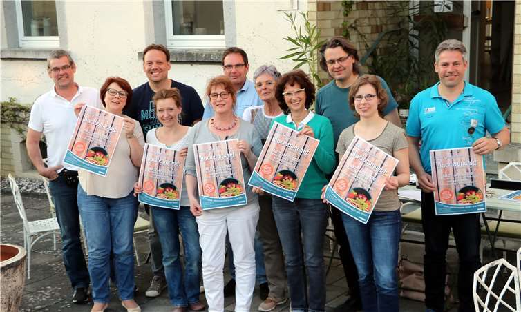 (V.l.) Herr Döth, Frau Döth, Herr Heller, Frau Thoss, Frau Eisenmenger-Finke, Herr Bayer, Frau Ledwinka, Frau Schröder, Herr Meyer-Wippermann, Frau Müller und Herr Hein sind aus dem Arbeitskreis „Ideen zur Entwicklung der Innenstadt von Höhr-Grenzhausen“ und arbeiten unter dem Dach des Gewerbevereins Pro Höhr-Grenzhausen e.V. sowie als Mitarbeiter der Stadt- und Verbandsgemeinde Höhr-Grenzhausen, des Quartiersmanagements und der Wirtschaftsförderung. Pro Höhr-Grenzhausen