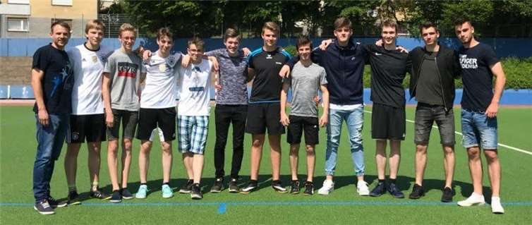 V.l.: Herr Hoffmann, Leonard Zerwas, Dani Ektilah, Noah Ostrominski, Jakob Rotta, Lennard Schmutzler, Reinhold Brant, Marvin Görgen, Mathis Leewog, Felix Herrmann, Jan Krümpelmann. privat