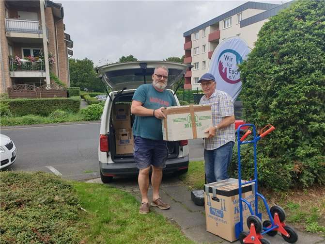 V.l.: Herr Schüttel (VfG) und Wolfgang Hennig (WfE) bei der Übergabe der Kleiderspende.  Foto: privat
