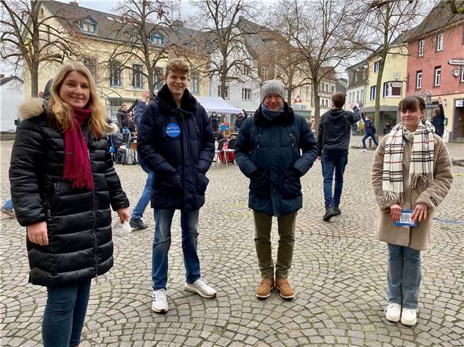 V.l.: Herta Lauer (Vorsitzende CDU Stadtverband Remagen), Sebastian Lüchow (SV), Peter Luft (Schulwerk) und Alina Münz (SV). Foto: privat