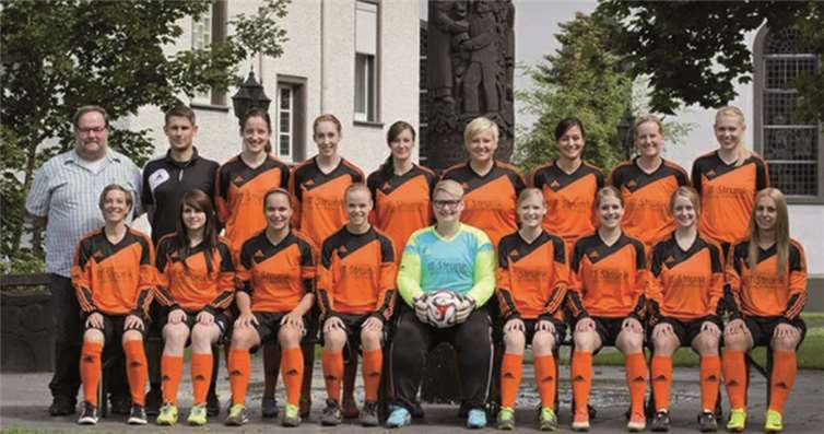 (V.l.) Hintere Reihe: Raimund Morbach (Presse), Mick Strunk (Trainer), Valentina Casper, Franzi Becker, Carina Meurer, Meike Schmitt, Caro Leyendecker, Anke Perscheid, Jana Görges; Vordere Reihe: Janina Seul, Nadine Spormann, Maike Emmerich, Lisa Mangels, Natalie Seidenberg, Rebecca Morbach, Svenja Nickenig, Alina Burgmer, Katha Wagner.privat