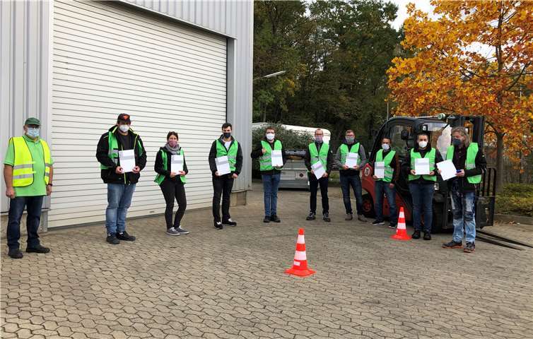 V.l. Holger Wahl von AZ-Wahl und die Teilnehmer der Caritas Werkstätten. Foto: Caritas Werkstätten