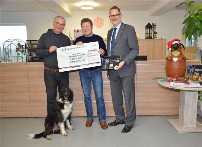 V.l.: Horst Spang, Kfm. Leiter Tierheim, Horst Braun, Erster Vorsitzender Vorstand Tierheim, Werner Birkenheier, Prokurist der Volksbank Koblenz Mittelrhein eG. Mit aufs Bild wollte unbedingt auch Lemi.privat