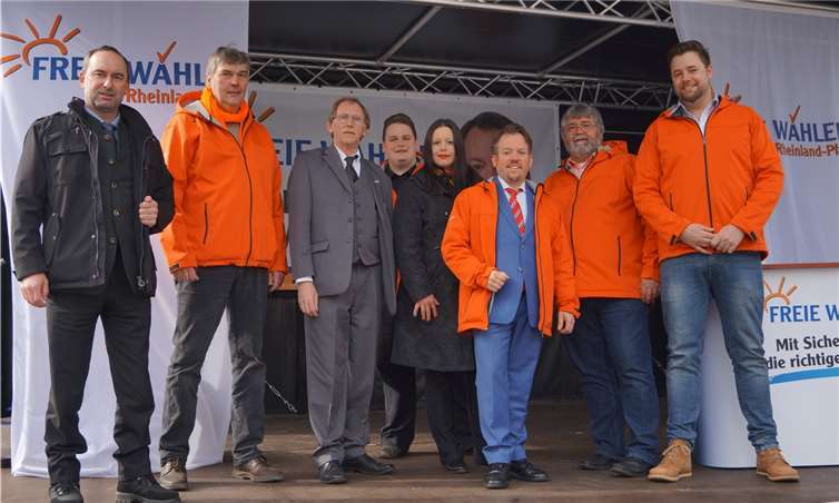 V.l.: Hubert Aiwanger (MdL), Hermann Bernardy, Joachim Albert, Gregor Voht, Martina Gerhards, Stephan Wefelscheid, Armin Hillingshäuser und Lennart Siefert. Privat