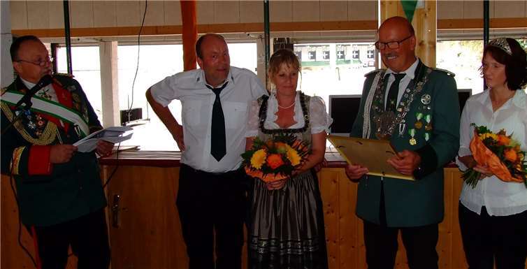 V.l. Hubert Mohr (Bez.-Bundesmeister), Bezirkskönigspaar 2015 Kurt und Ulrike Fuhrmann, Bezirkskönigspaar 2016 Bernd und Sonja Schwab.Privat