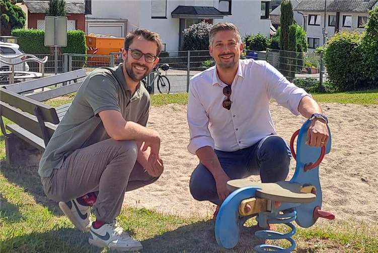 V.l. Hubertus Hacke-Dietze, Gülser Familienvater und FDP-Landtagswahlkandidat, sowie FDP-Stadtrat David Hennchen auf dem Spielplatz Überm Rath in Güls. Foto: Hubertus Hacke-Dietze