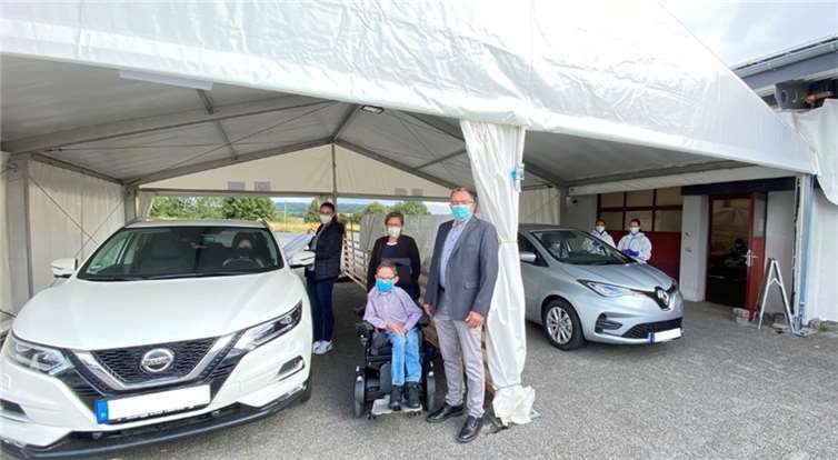 V.l.: Ines Leicht, Elke Münnich, Jonas Kaiser und Beigeordneter Thomas Welter an der Drive-In-Schulbuchausleihe sowie Maria Heins aus Kaisersesch und Laetitia Steuer aus Hambuch an der Drive-In-Schnellteststation.Foto: privat