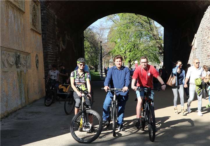 V.l.: Ines Lindemann-Günther, Tobias Christmann, Dennis Feldmann am Konrad-Adenauer-Ufer.Foto: privat