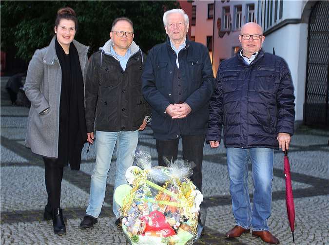 V.l.: Isabell Mages (links), Stefan Ohlwein (rechts ) und Karl-Heinz Kryut (2.v.l) von den Pfaffendorfer Turmbläsern gratulieren Manfred Gniffke zu 25 Jahren Nachtführung in Koblenz.Foto: Koblenz-Touristik