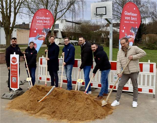 V.l.: Ismail Basakci (Geschäftsführer des Bauunternehmens Basakci); Barbara Gardner (Leiterin Marketing der bn:t), Swen Christian (Beigeordneter der Gemeinde Wachtberg), Henry Horn (Leiter Fachbereich Hoch- & Tiefbau der Gemeinde Wachtberg), Steffen Kömpel (Ortsausschussvorsitzender Wachtberg-Werthhoven), Nikolaos Pantios (Vertriebsleiter der bn:t), Stefan Holighaus (Geschäftsleitung der bn:t). Foto: bn:t
