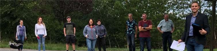 (V.l.) J. Konrath, L. Bals, F. Saueressig, C. Wisinger, M. Gruber, E. Friederichs, M. Rosenbaum, M. Frey, A. Griebel (Fraktionsvorsitzender) beim Vor-Ort-Termin. Foto: J. Firmenich