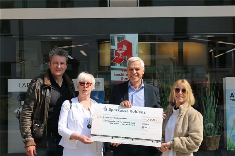 V.l. Jan Buchbender sowie Ingrid Lakotta, Leitungsteam NBH; Michael Reinartz, Inhaber Markenbildchen Apotheke und Stefanie Coopmeiners, Geschäftsführerin des SkF Koblenz. Foto: privat