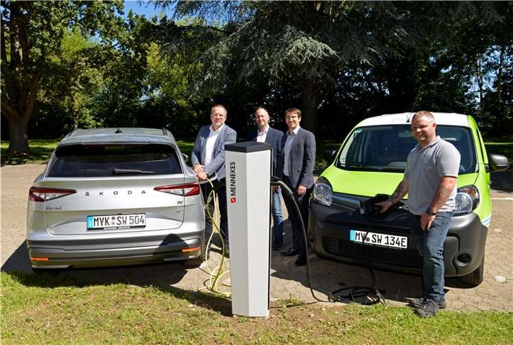 V.l.: Jan Deuster (Geschäftsführung Stadtwerke Andernach), Thomas Jeub (Stadtwerke An-dernach), Matthias Holly (Geschäftsführung Stadtwerke Andernach) und Marcel Gräf (Stadtwerke Andernach) freuen sich gemeinsam über die Inbetriebnahme der neuen E-Ladesäule am Hallenbad! Foto: Meta Welling
