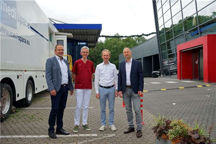V.l.: Jan Deuster (Geschäftsführung - Stadtwerke Andernach), Dr. Jost (Facharzt für Radiologie), Frederik Heusel (Geschäftsführer – HIT Shopping Center) und Thomas Jeub (Projektleitung – Stadtwerke Andernach) freuen sich über die zuverlässige Stromversorgung der mobilen radiologischen Praxis. Foto: Meta Welling