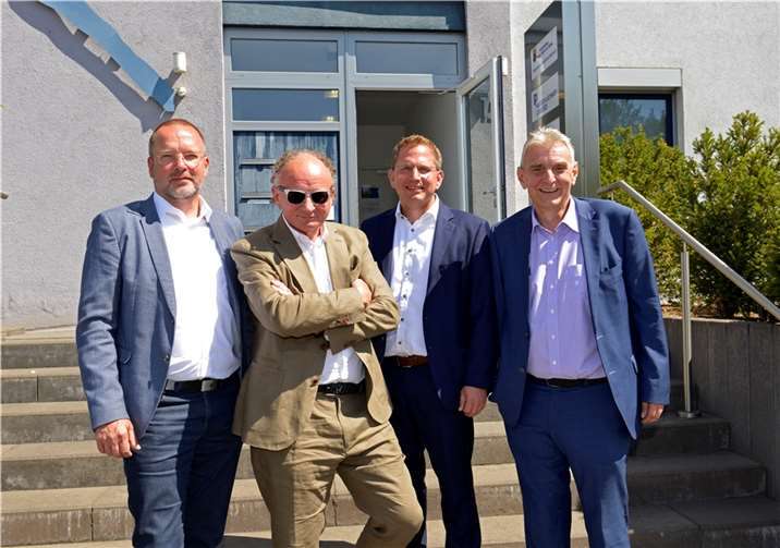 V.l.: Jan Deuster (techn. Geschäftsführer der Stadtwerke), Oberbürgermeister Achim Hütten, Lars Hörnig (kaufmänn. Geschäftsführer der Stadtwerke) und Bürgermeister Claus Peitz freuen sich gemeinsam über das gute Jahresergebnis. Foto: Meta Welling