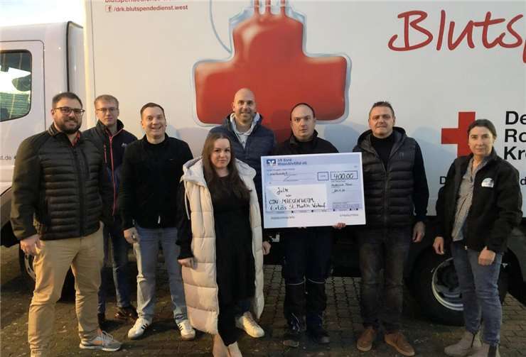 V.l.: Jan Eller, Marvin Keuler, Markus Stendtke, Katja Schmitt, Fabian Mohrs, Dirk Theis, Ortsvorsteher Stefan Kneib, Ulrike Schmitz. Foto: privat