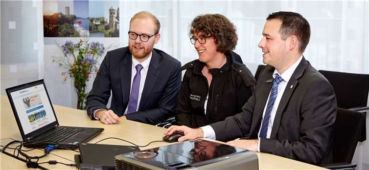 V.l. Jan-Erik Burkard, Team Öffentlichkeitsarbeit der Volksbank RheinAhrEifel, Monika Oberdieck, Vorsitzende des Musikvereins Gillenfeld und Thomas Klassmann, Direktor Regionalmarkt Eifel der Volksbank RheinAhrEifel. Privat
