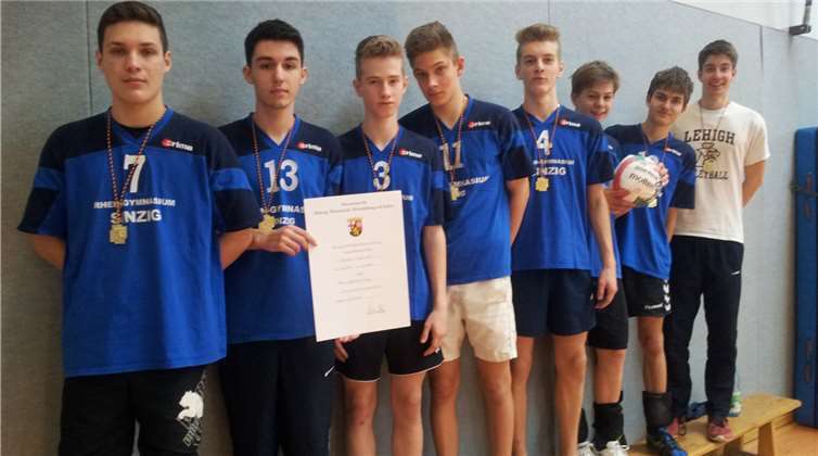 V.l.: Jan Ketterer, Florian Sakiri, Christian Ameskamp, Reiko van Wees, Luca Faiazza, Michael Dickopf, Daniel Upgang und Trainer Manuel Michno freuen sich über den Erfolg.Rhein-Gymnasium