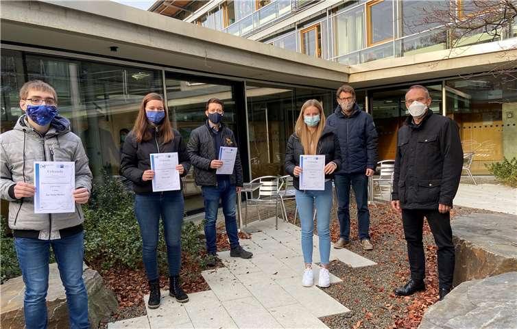 V.l.: Jan Niclas Becker, Hena Sukic, Frank Olligschläger (Vorsitz Sozialkunde), Anna Esser, Lutz Hasbach (Schulleiter), Dr. Bernd Greulich (IHK).Foto: privat