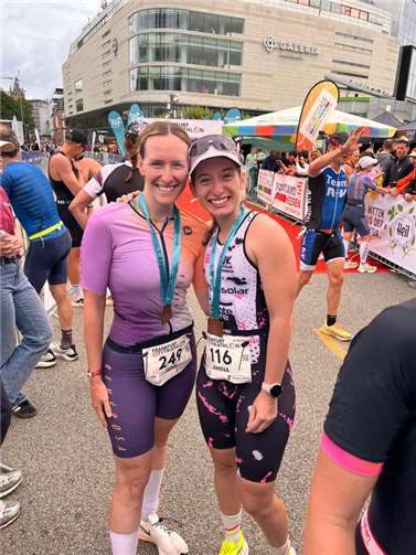 V.l.: Jana Richter und Amina Durben beim „FFM City Triathlon“. Foto: privat