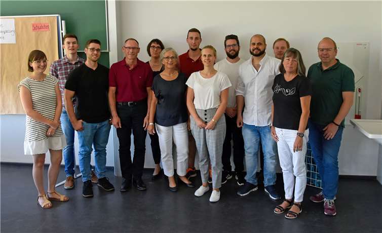 (V.l.): Janina Weske (wiss. Mitarbeiterin), Student Jörn Reißig, Marcel Kimmel (wiss. Mitarbeiter), Andreas Kaufmann (stv. Leiter Stadtentwässerung), Prof. Dr. Dörte Ziegler, Prof. Ulrike Kirchner, die Studierenden Stefan Ohliger, Maria Fischer, Maurice Rother und Mohammed Harb, Bernd Bodewing (Umweltamt), Monika Effenberger (Leiterin Umweltamt) und Frank Hastenteufel (Leiter Stadtentwicklung und Bauordnung). Fotos: Hochschule Koblenz/Gandner