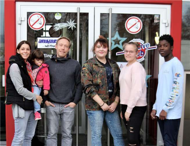 (V.l.) Janine Müller (Stadtjugendpflegerin) Alex Käb (päd. Mitarbeiter JUZ) und das Organisationsteam Ronja Bunarding, Leonie Geisen sowie Nelson Gam.Georg Schuch