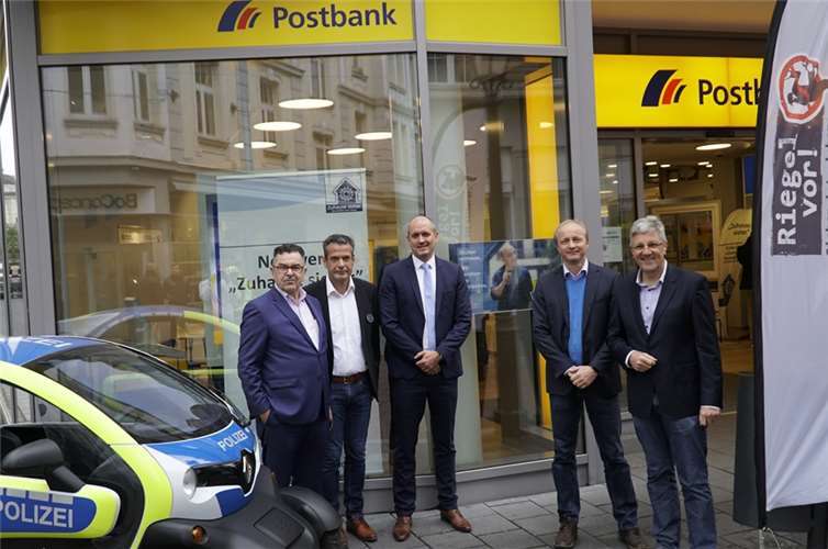 (V.l.) Jannis Vassiliou(Einzelhandelsverband), Gerald Ohletz(Polizei Bonn), Marc Sommnitz, Stephan Hartkens(beide Postbank), Norbert Wagner.