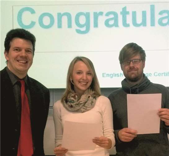 V.l. Jens Andreas Faulstich, Franziksa Brünker und Christopher Kuch bei der Überreichung der Sprachzertifikate. privat