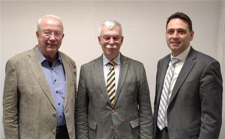 V.l.: Jens Biesterfeldt, 1. Vorsitzender des Bürgervereins begrüßte neben dem Vortragen, General a.D. Jörg Vollmer, auch den Meckenheimer Bürgermeister Sven Schnieber.Foto: privat
