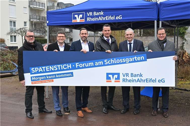 V.l.: Jens J. Ternes (Architekt), Oliver Engels (Regionalmarktdirektor), Christian Greiner (Oberbürgermeister), Angelo Breiing (Filialleiter Andernach), Claus Peitz (Bürgermeister) und Markus Müller (Vorstand). Foto: Peter Seydel