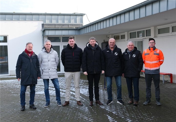 V.l.: Jens Koch -Architekt-, Ronny Großer -Großer Projektmanagement-, Florian Wasserfuhr -Stabsstelle Wiederaufbau, Verwaltung-, Bürgermeister Tobias Leuning, Werner Neffgen -1. Vorsitzender SV Hertha Buschhoven-, Peter Schneider -Stellv. Vorsitzender SV Hertha Buschhoven-, Philip Pont -Bauleiter Firma Blandfort. Foto: Gemeinde Swisttal