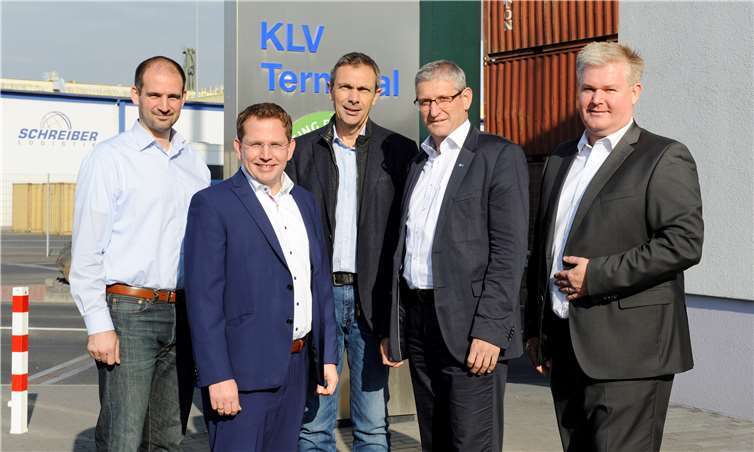 (V.l.:) Jens Lauermann (Abteilungsleiter Rheinhafen), Lars Hörnig (kaufm. Geschäftsführer Stadtwerke Andernach GmbH), Matthias Schmitt (SBS Andernach GmbH), Martin Neudecker (Regionalgeschäftsführer IHK Koblenz) und Markus Weinand (Metallgießerei Heinrich Beyer GmbH & Co. KG) freuen sich über das interessante Programm bei der Woche der Industrie. Foto: Meta Welling